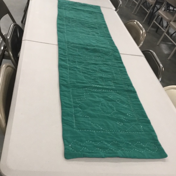 Vintage Christmas Table Runner - Picture 7 of 10